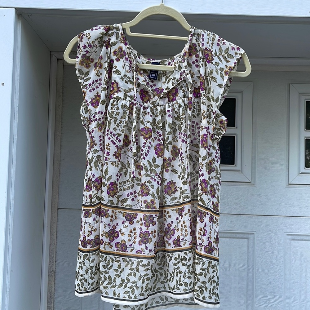Gap short sleeve flowy top. Like new size XS